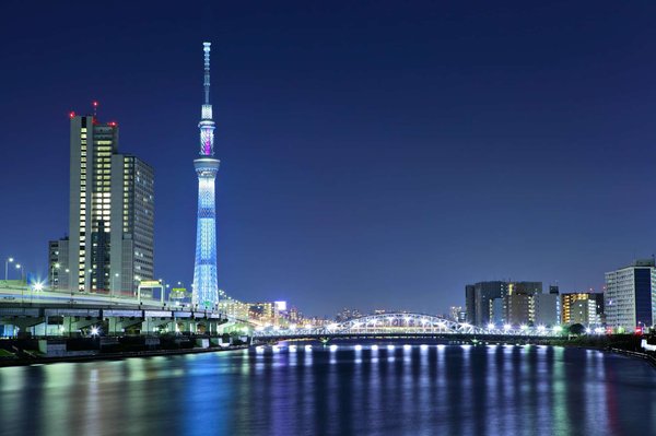 Peut-on louer un penthouse à Tokyo avec une visite guidée des marchés et des ateliers de sushi privés?